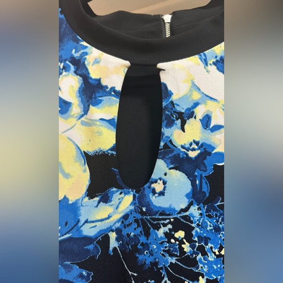 KEYHOLE LONG QUARTER SLEEVE FLORAL DRESS - Picture 2 of 5